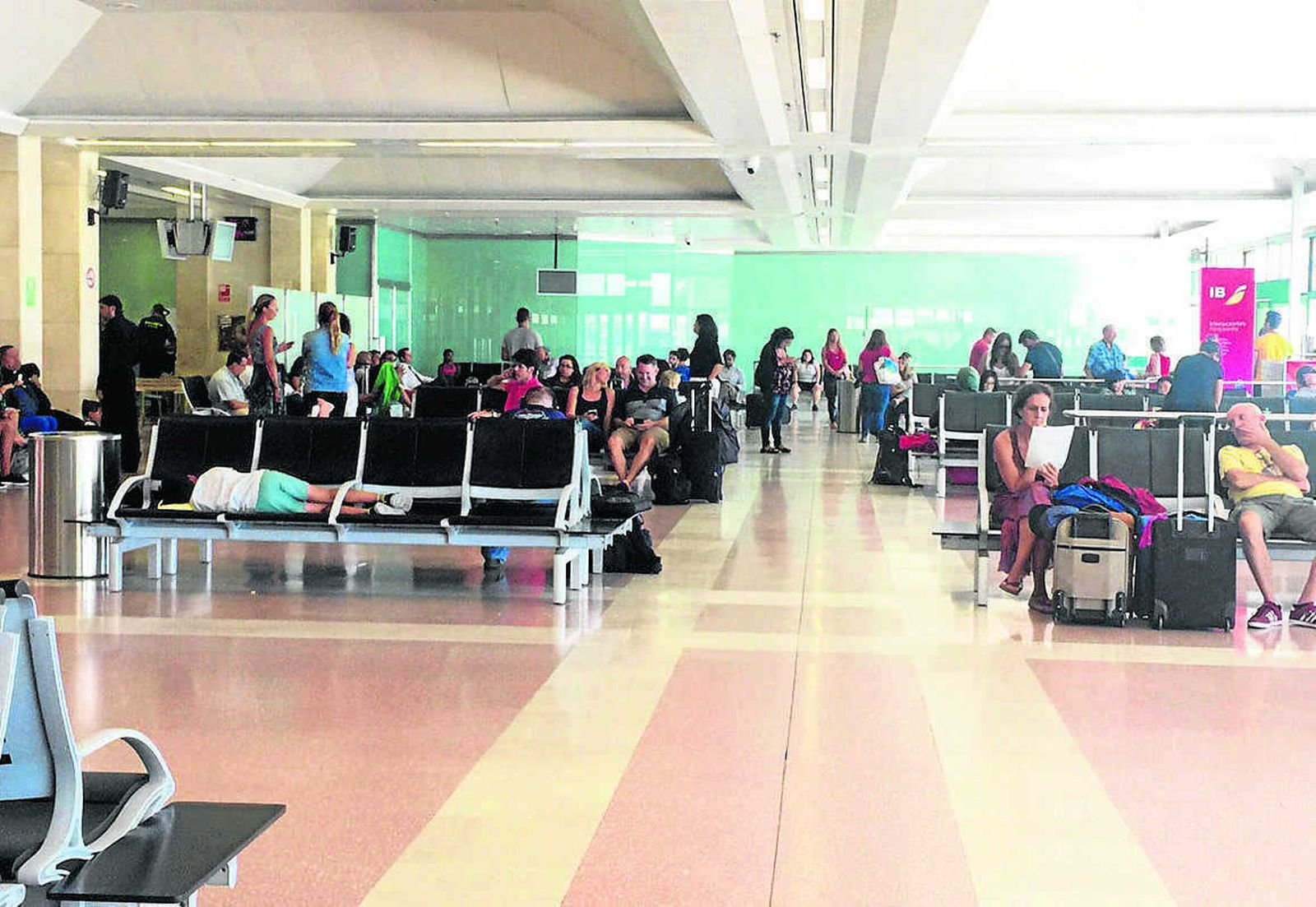 Una imagen captada ayer en la sala de salidas del aeropuerto de Jerez con los pasajeros afectados.