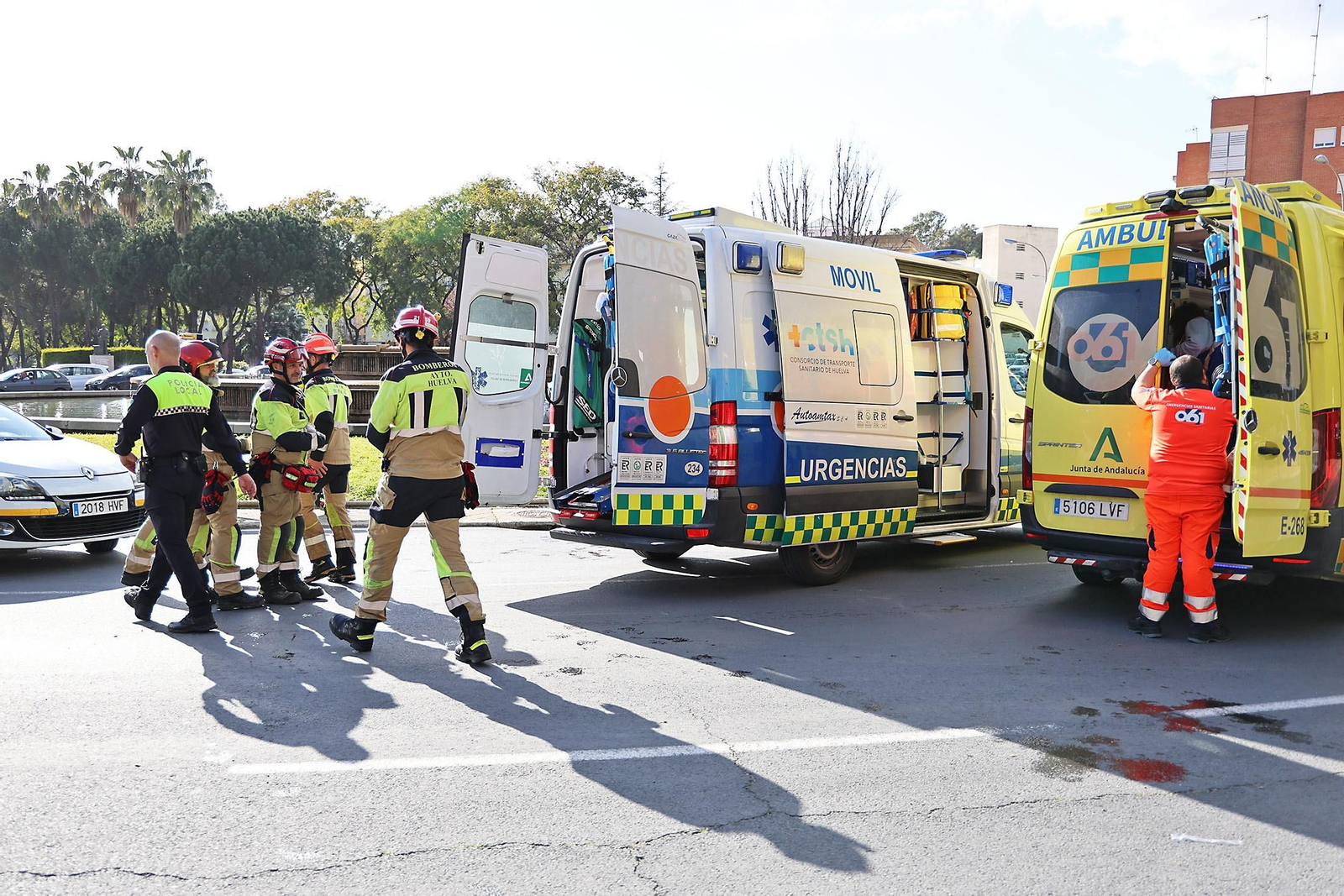 Las espectaculares imágenes de un coche accidentado que acabó en la fuente de la Avenida de Andalucía