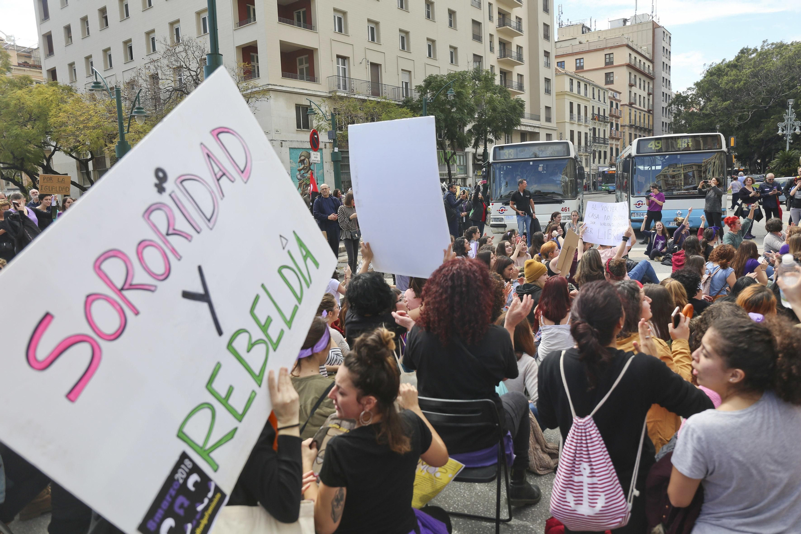 Sentada improvisada en la Plaza de la Marina al mediodía.