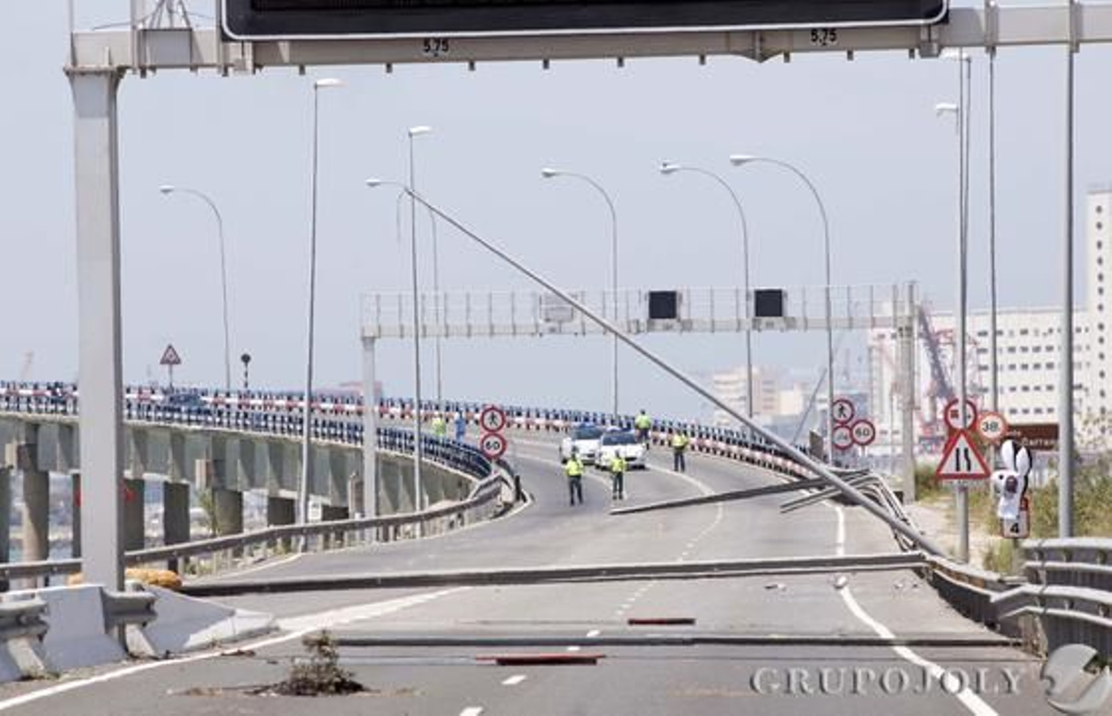 Los trabajadores de Navantia derribaron barreras y farolas y quemaron el pórtico de entrada al puente José León de Carranza.

Foto: Borja Benjumeda