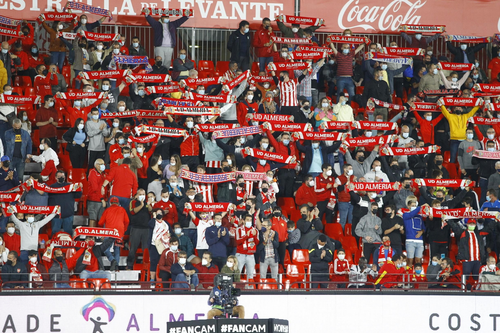 Aficionados rojiblancos animando ante el Leganés.