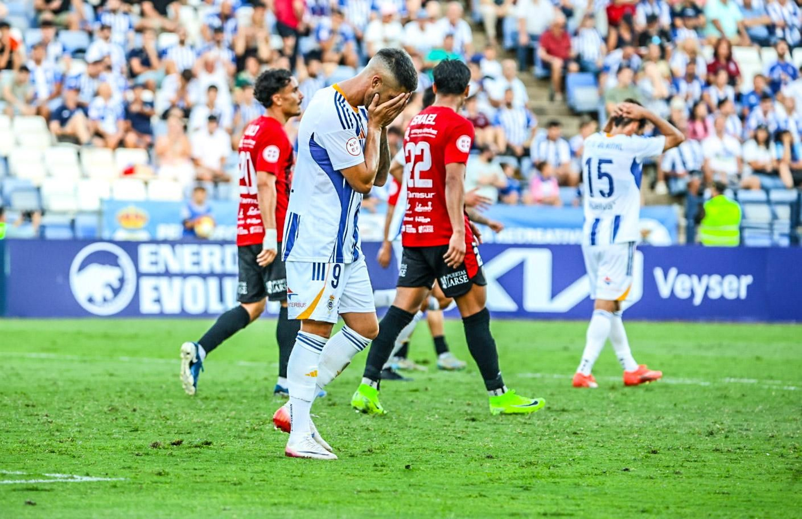 Caye Quintana, cabizbajo, se lamenta durante el partido con el Puente Genil.