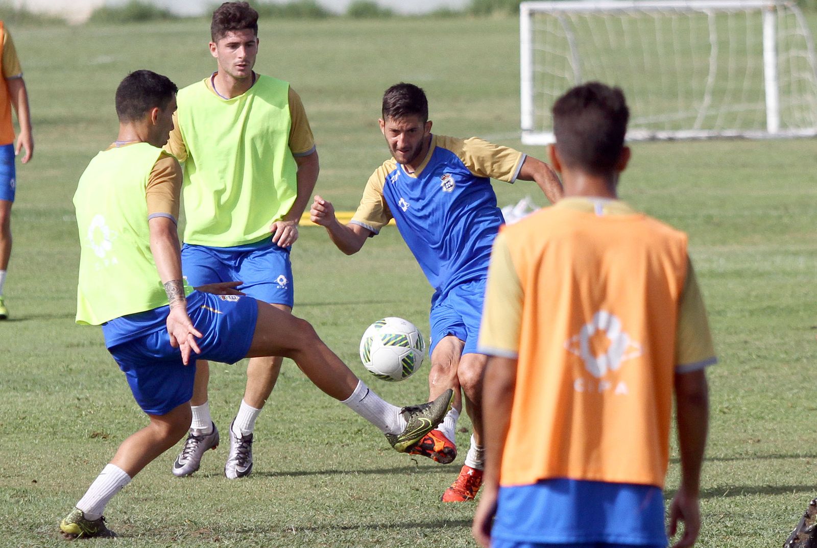 Fran Machado da un pase durante un entrenamiento.