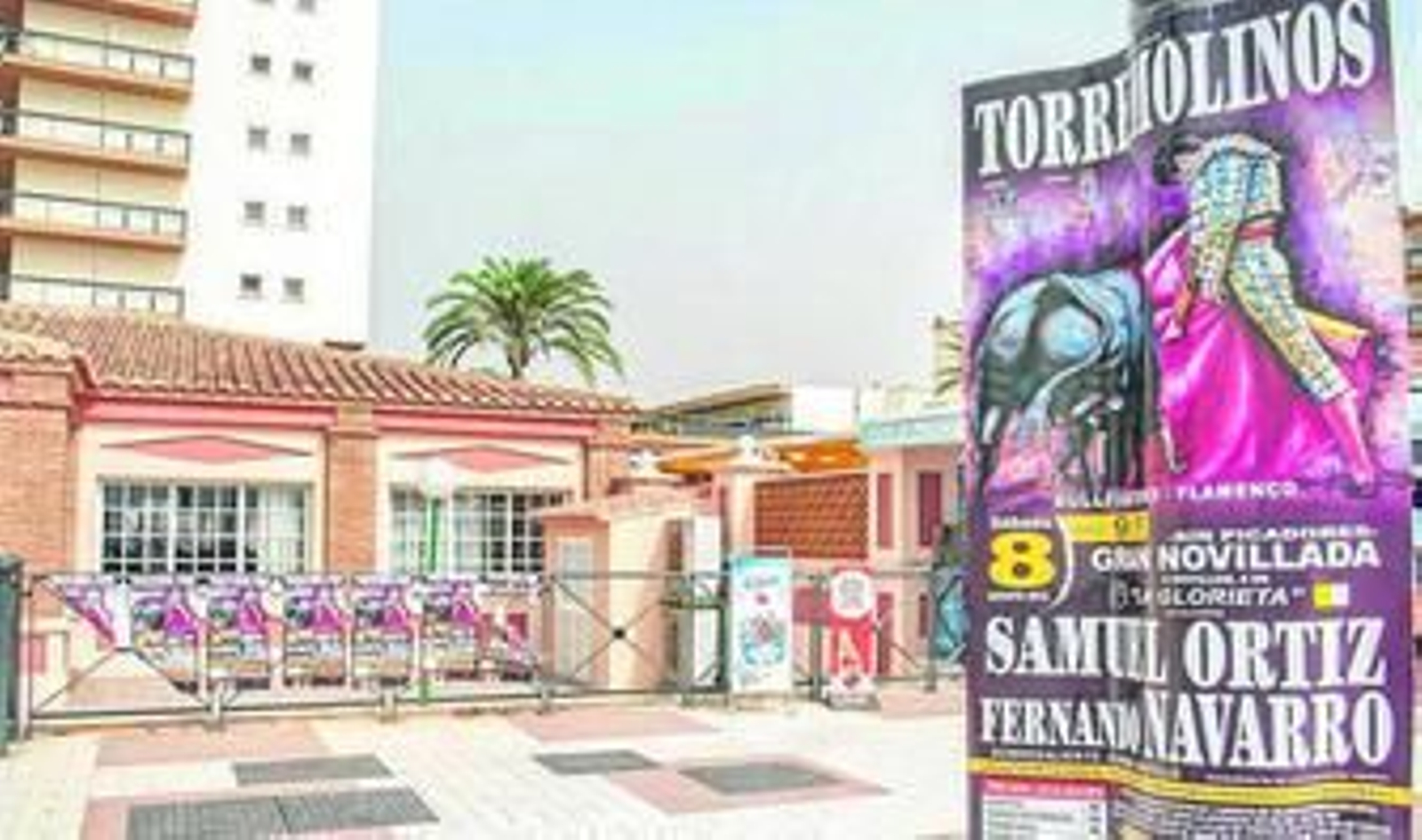 Carteles de los eventos taurinos pegados en farolas y barandillas.