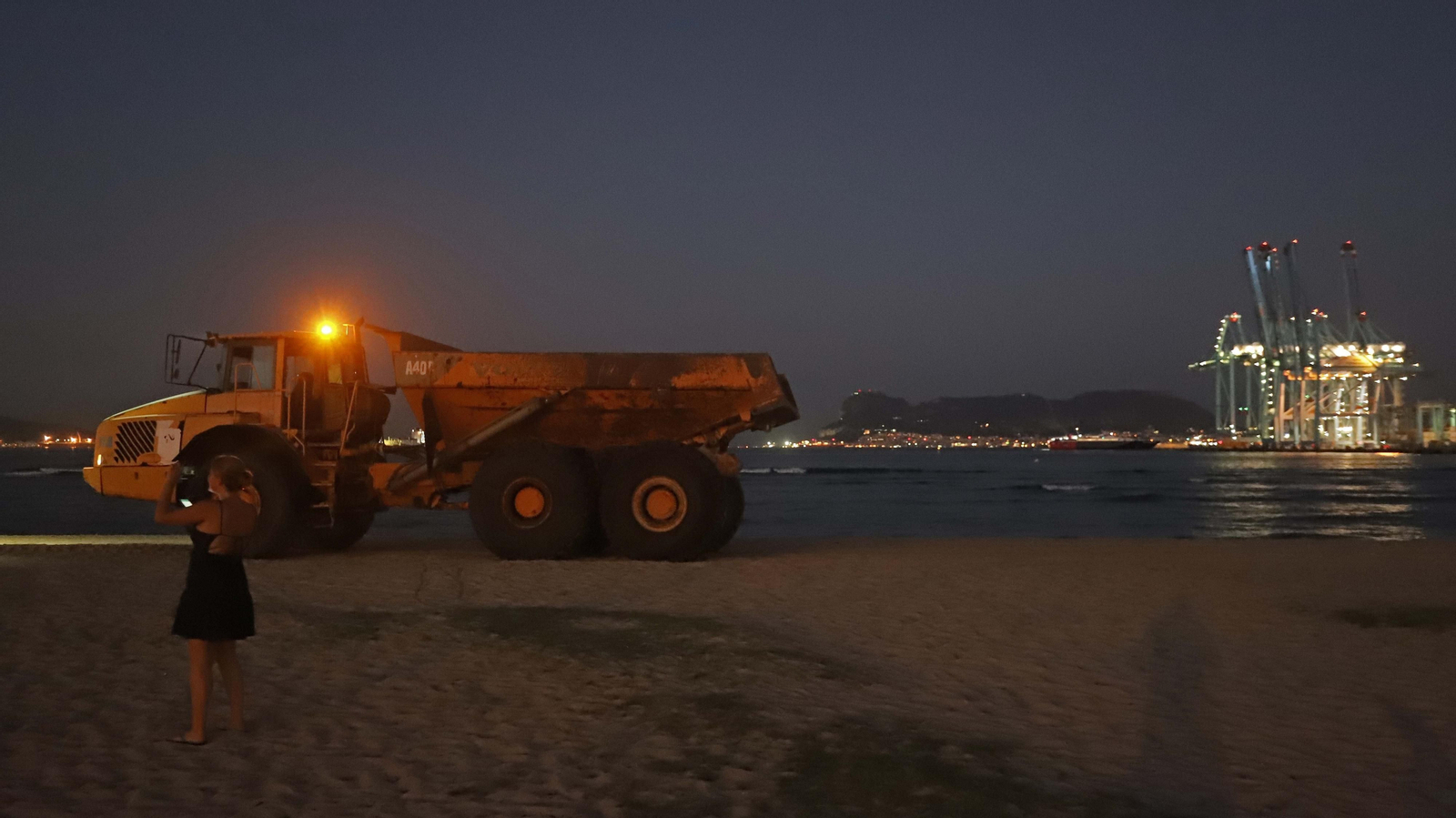 Fotos del trasvase de arena en El Rinconcillo