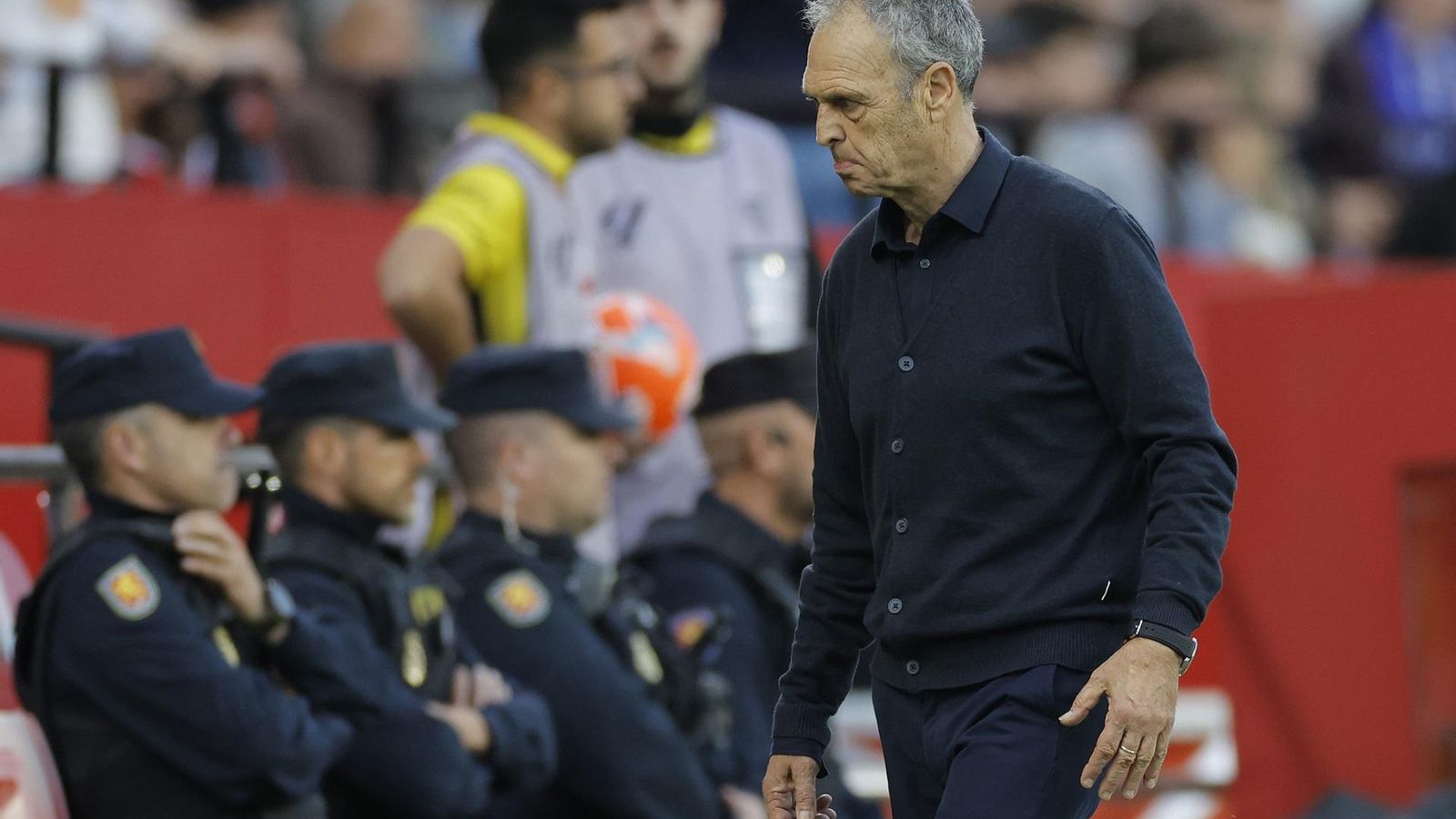 Caparrós, preocupado en la banda en su estreno ante el Alavés.