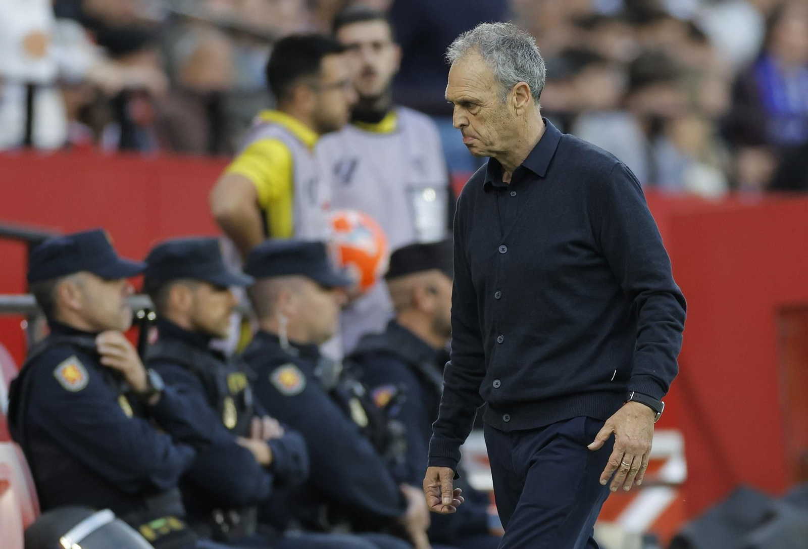 Caparrós, preocupado en la banda en su estreno ante el Alavés.