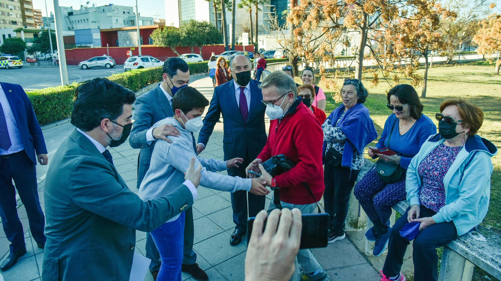Las fotos del la visita de Juanma Moreno a las obras del Lago maritimo