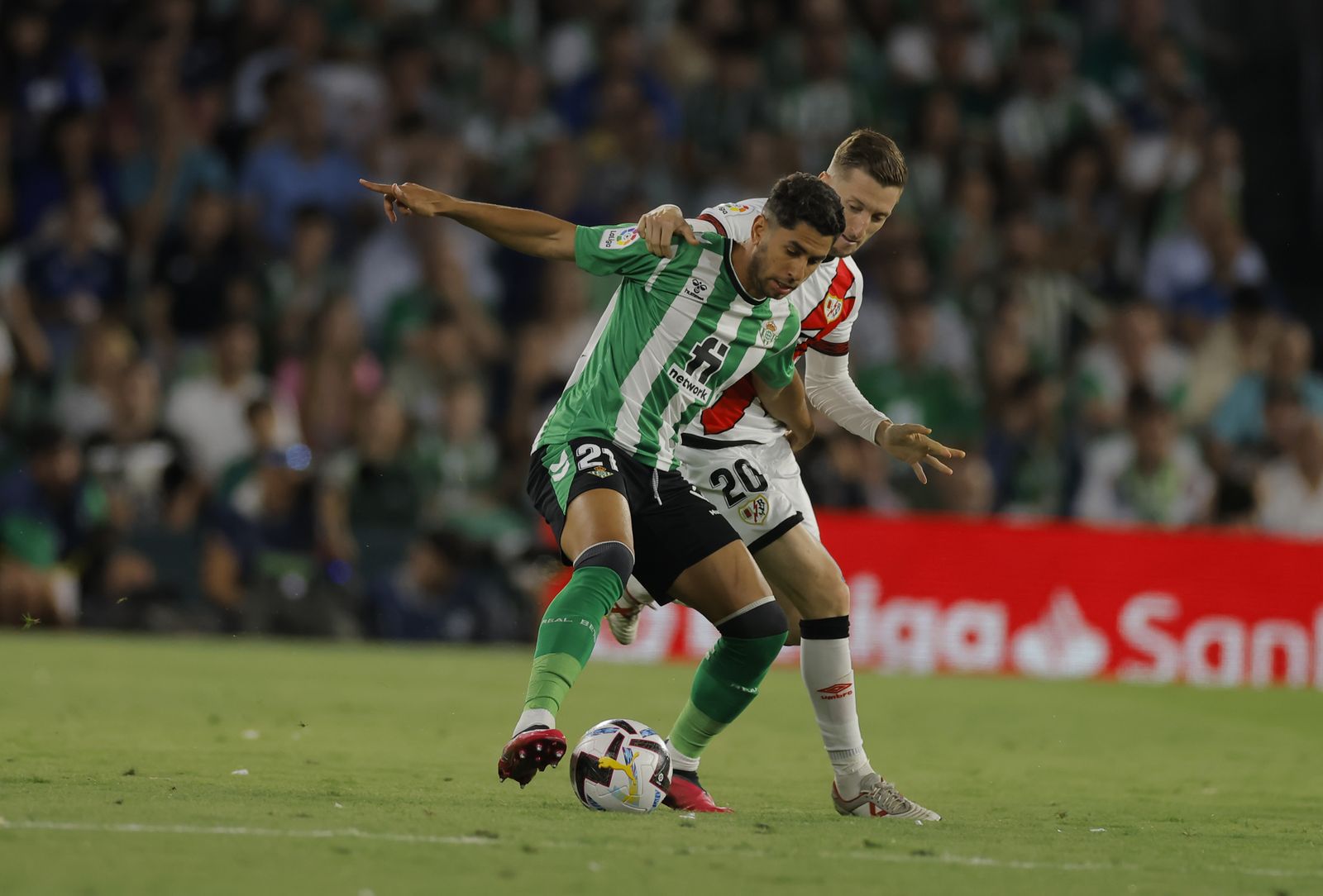 Ayoze protege la pelota ante el lateral Balliu.