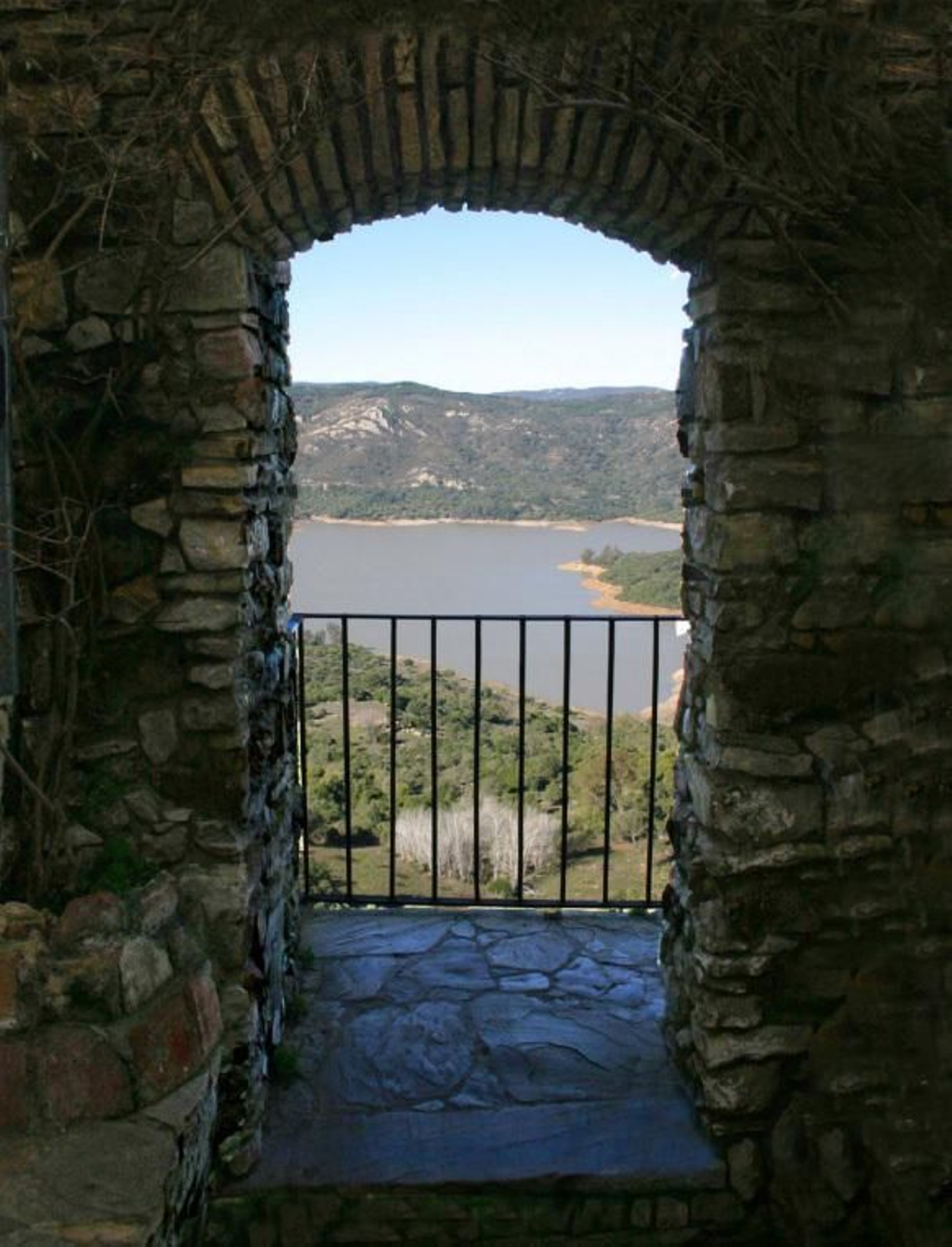 Vano cubierto con arco de ladrillos abierto en el flanco este de la muralla en el siglo XIX para arrojar las basuras y otras inmundicias producidas en las viviendas a la zona extramuros.