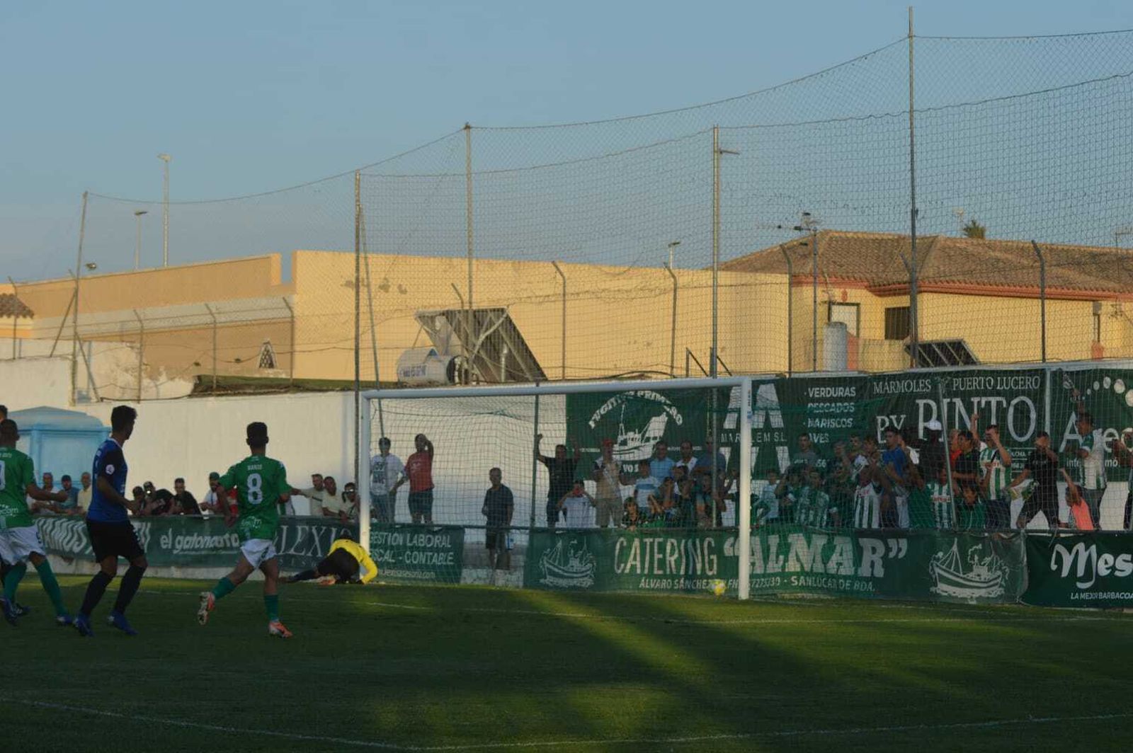 Momento en el que Álex Geijo anota de penalti el 1-0 en El Palmar.