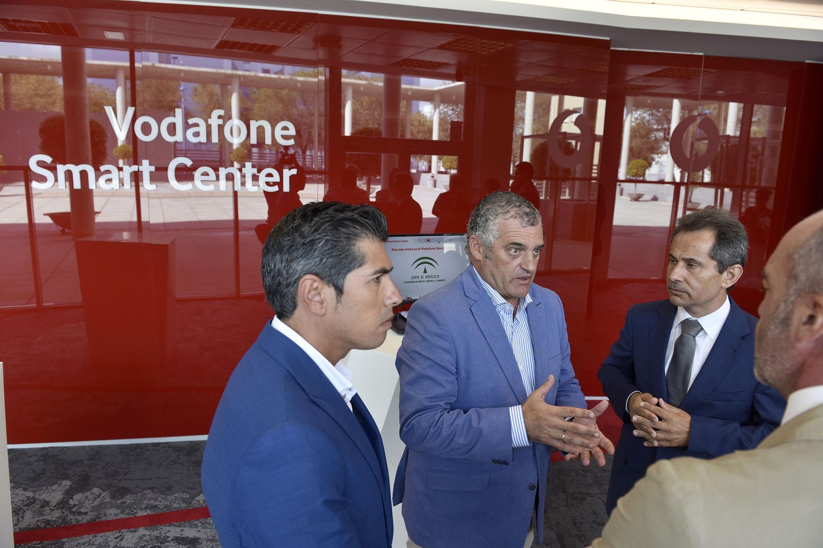 El consejero de Empleo, Javier Carnero, flanqueado por el delegado de Economía en Sevilla, Juan Borrego, y el director territorial de Vodafone en Andalucía, Antonio Fernández, ayer en el Vodafone Smart Center de Sevilla.