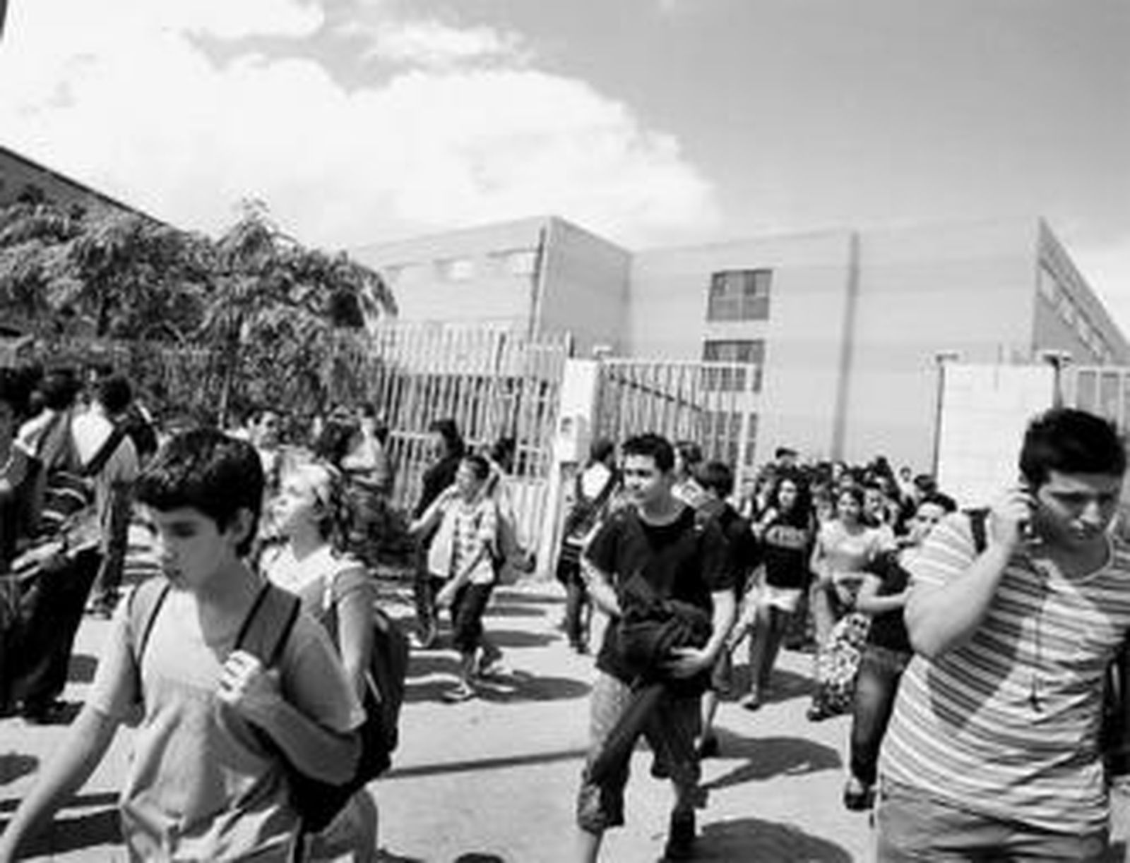 Imagen de la salida del instituto Torre Atalaya, ayer, en torno a las tres de la tarde.