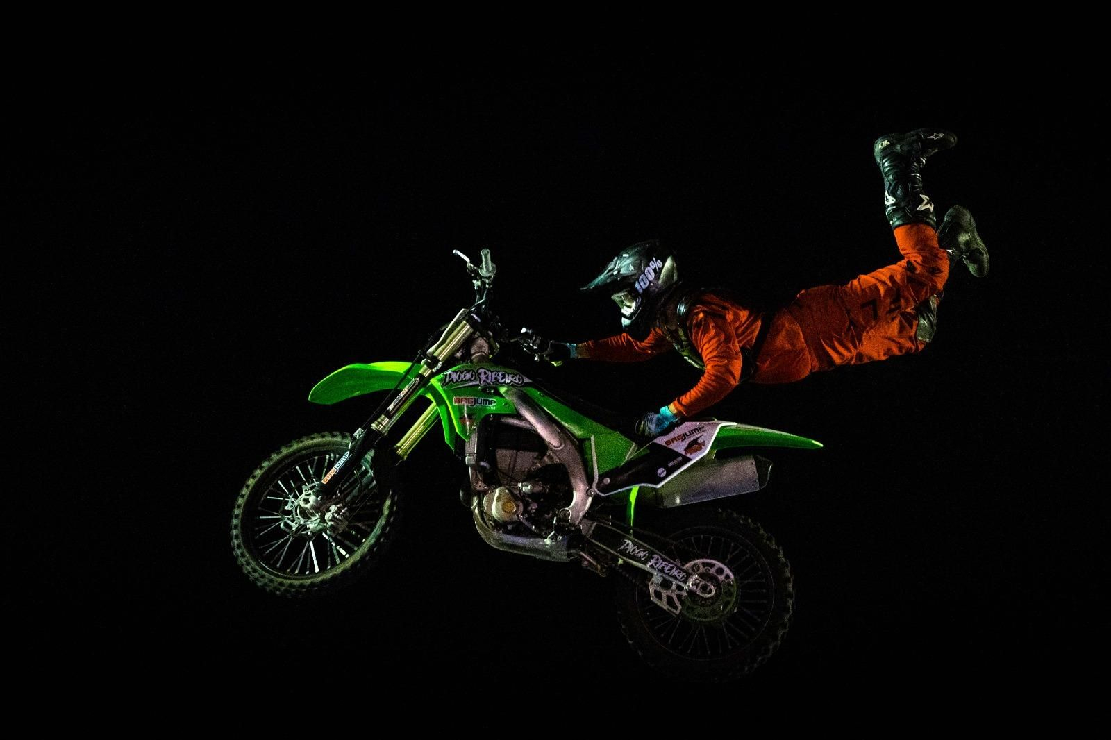 Las espectaculares imágenes que dejan las acrobacias en moto del Freestyle FMX celebrado en San Fernando