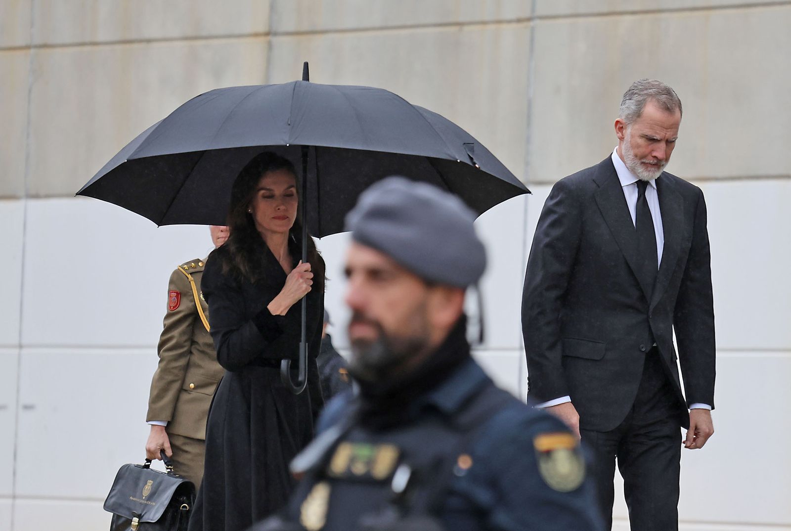 Fotografías de la llegada de los reyes Felipe VI y Doña Letizia al funeral por las víctimas de Adamuz en Huelva