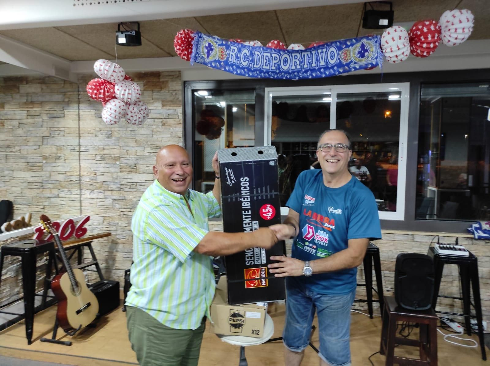 José Manuel con uno de los clientes de La Birra.