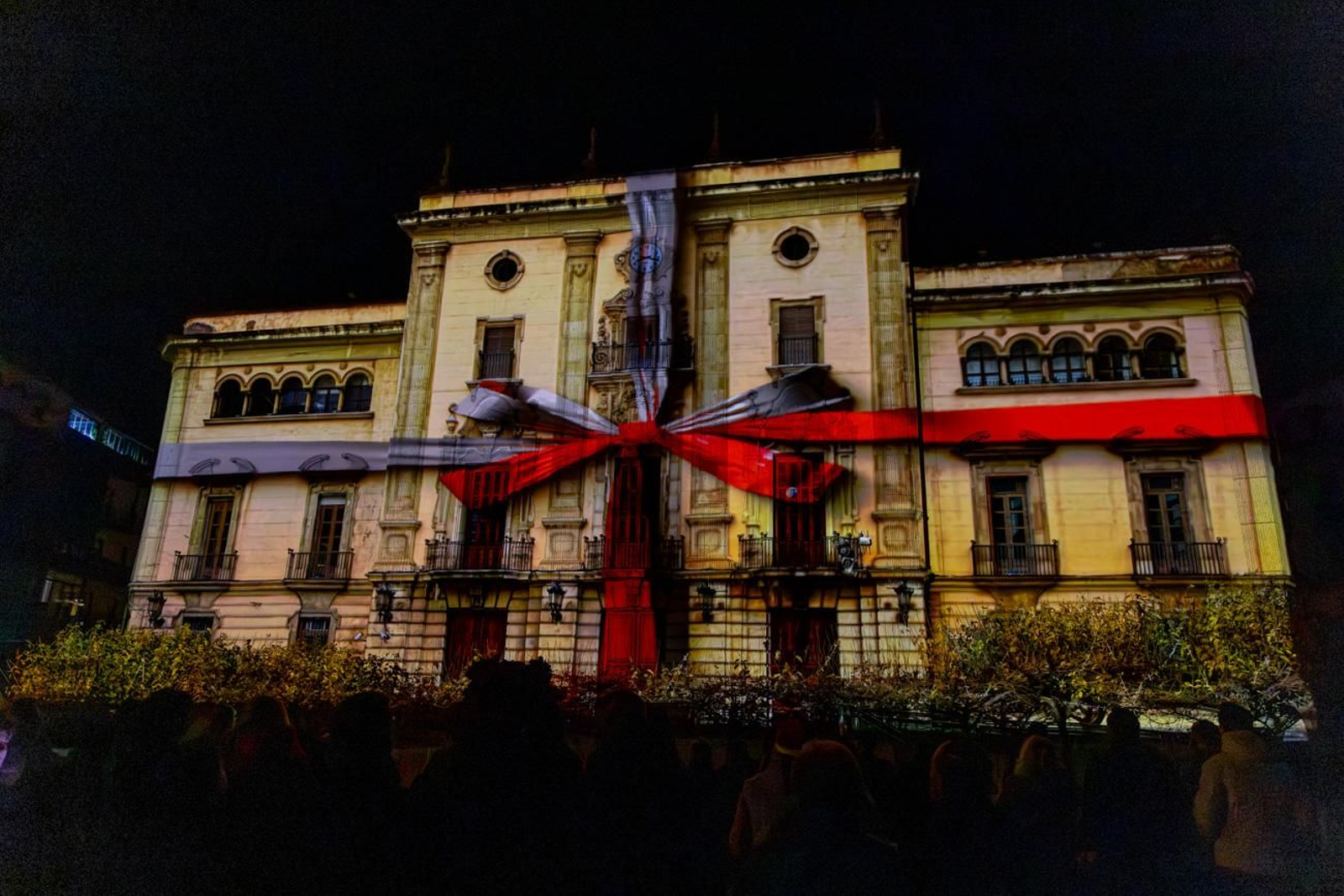 Los jiennenses disfrutan del centro de la ciudad, rodeados de un ambiente navideño