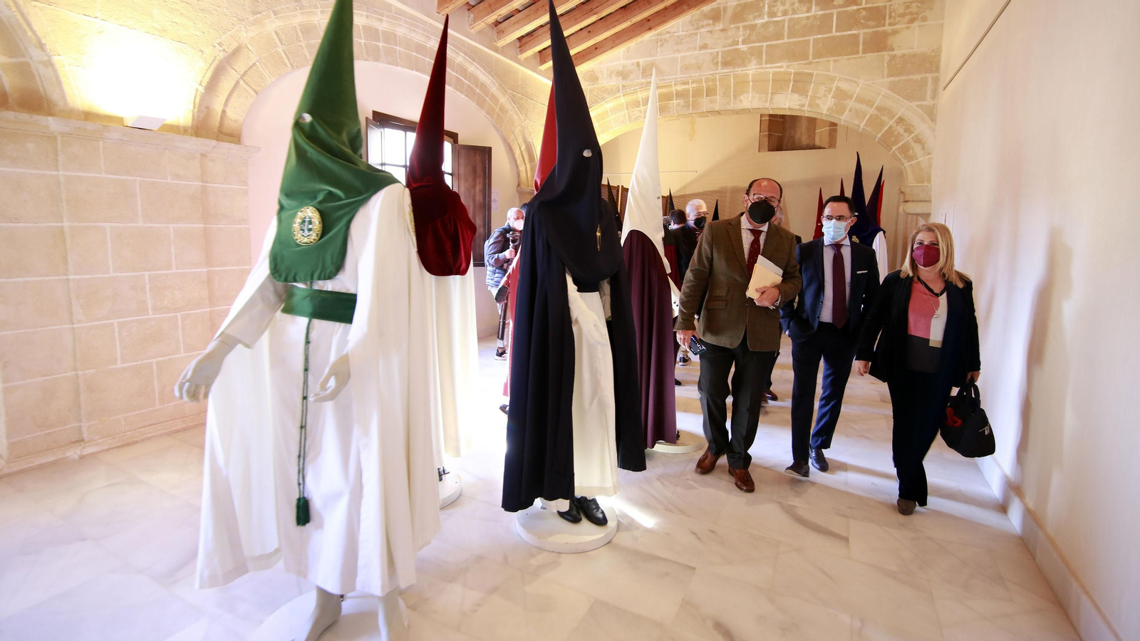 Imágenes de la magna exposición de las cofradías en Los Claustros