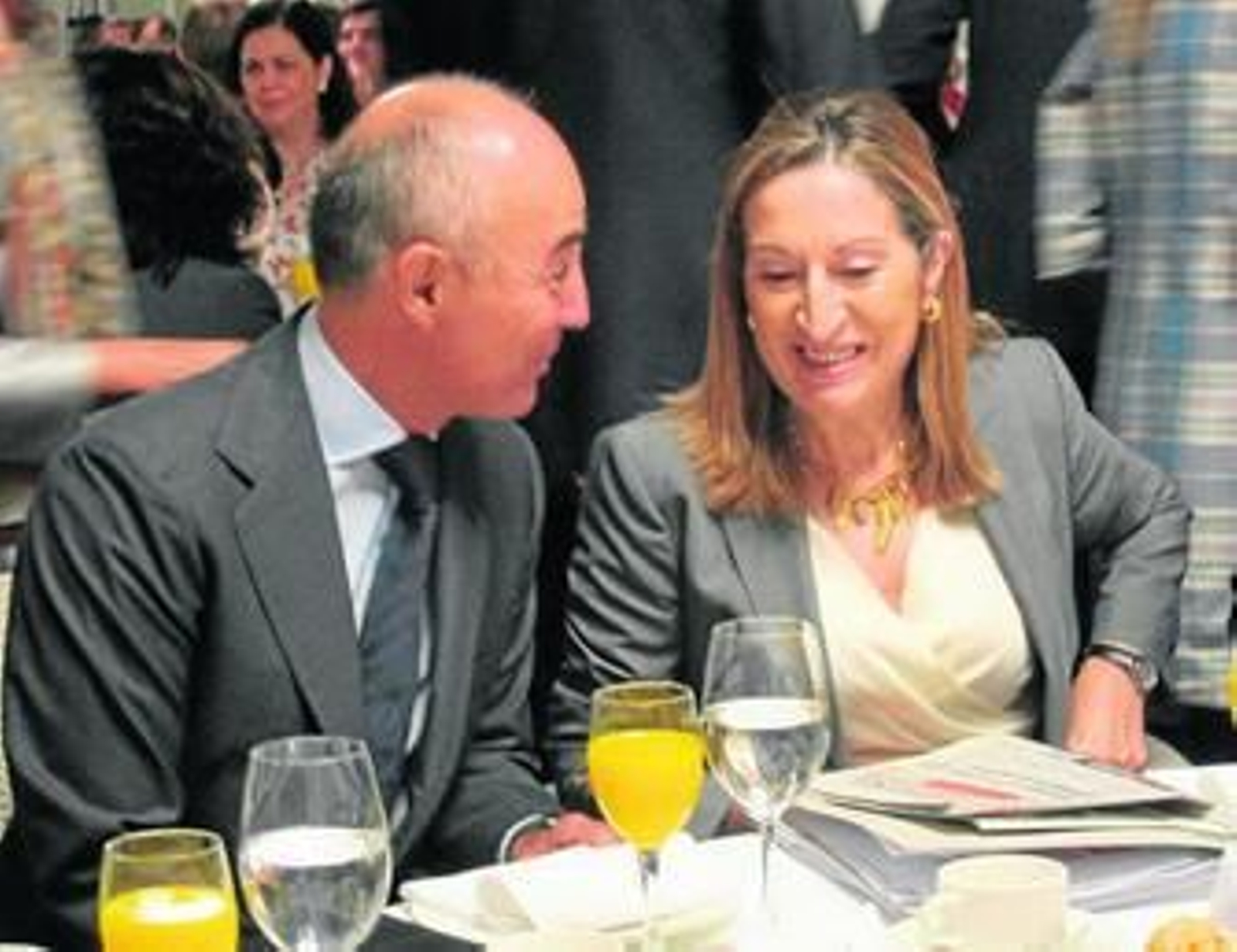 La ministra de Fomento, Ana Pastor, con el presidente de Ferrovial, ayer.