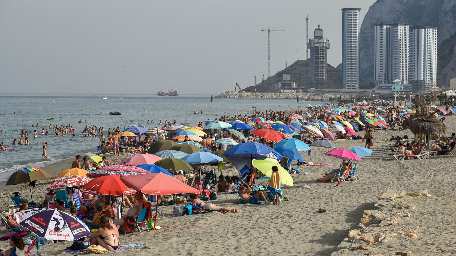 Las fotos de la tarde de playa en familia en La Línea