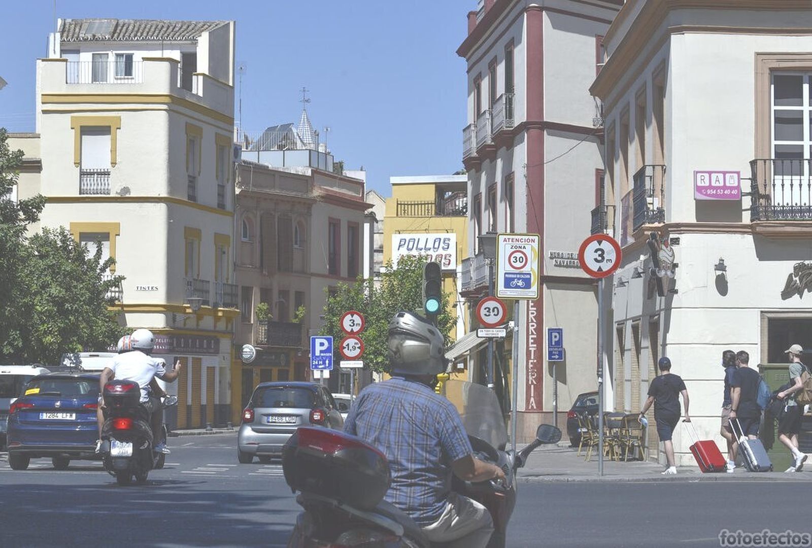 Acceso al centro por las calles San Esteban y Águilas.
