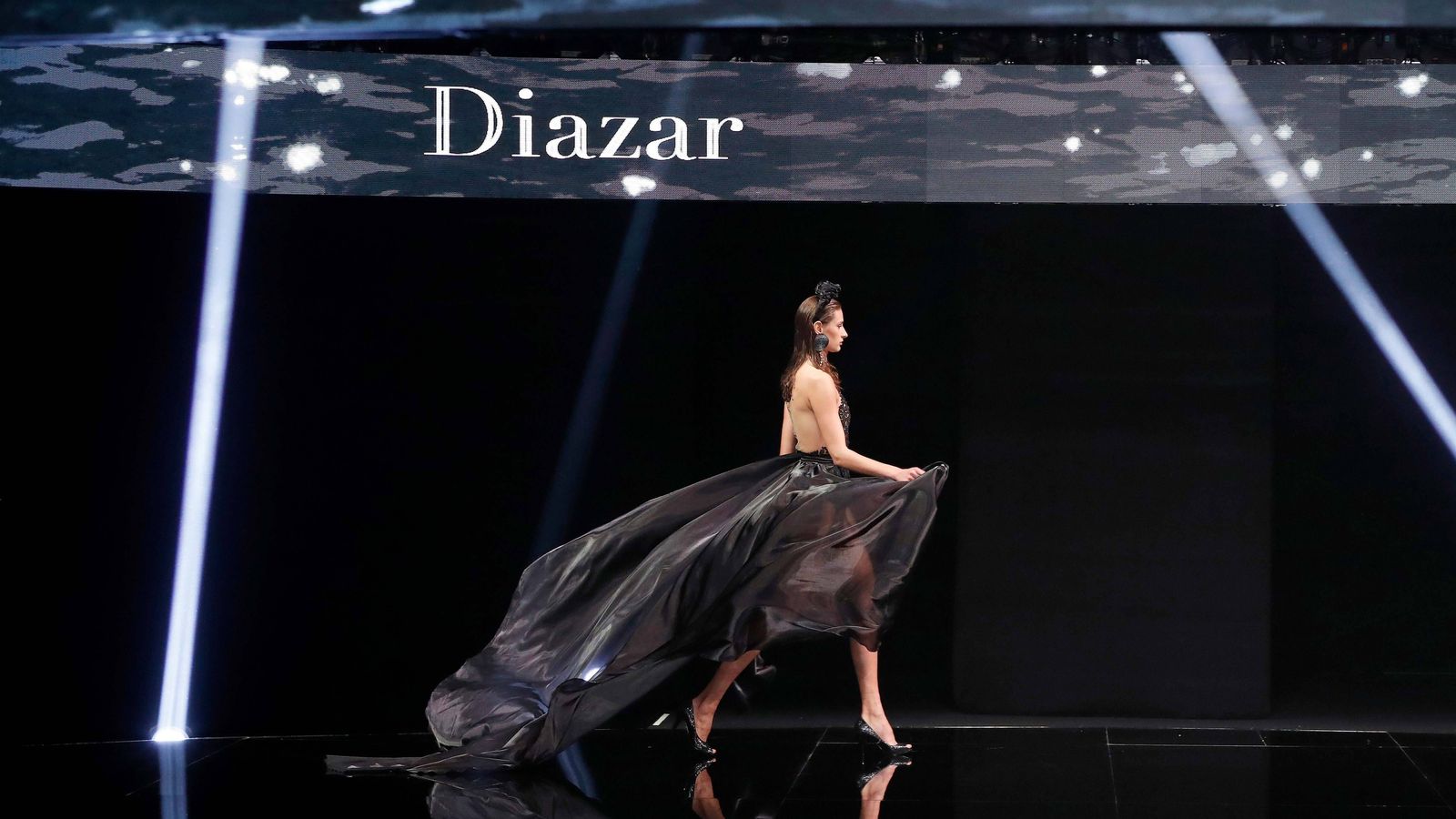 Panorámica de un instante del desfile de Diazar, con el negro como protagonista.