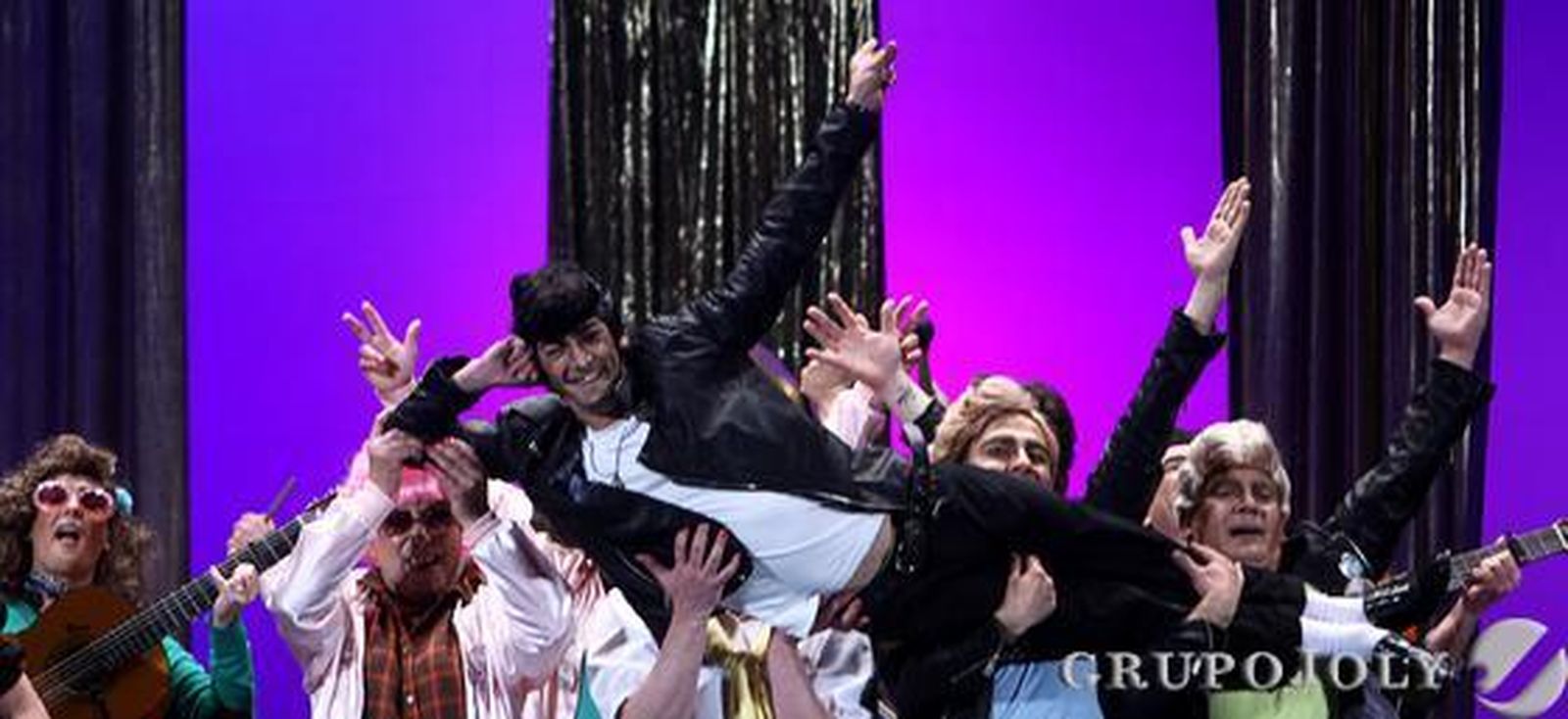 Chirigota 'Los de gris'  Foto: Jesus Marin