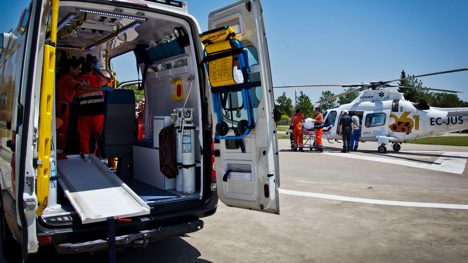 Una ambulancia y un helicóptero del 061 en imagen de archivo