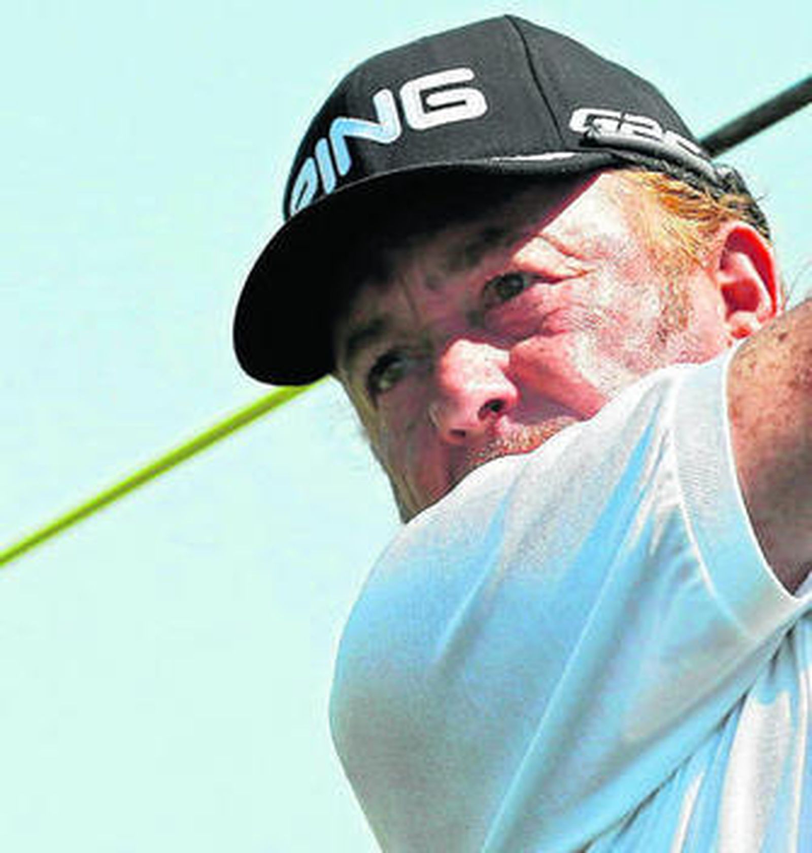 Jiménez sigue la bola con la mirada tras un golpe.