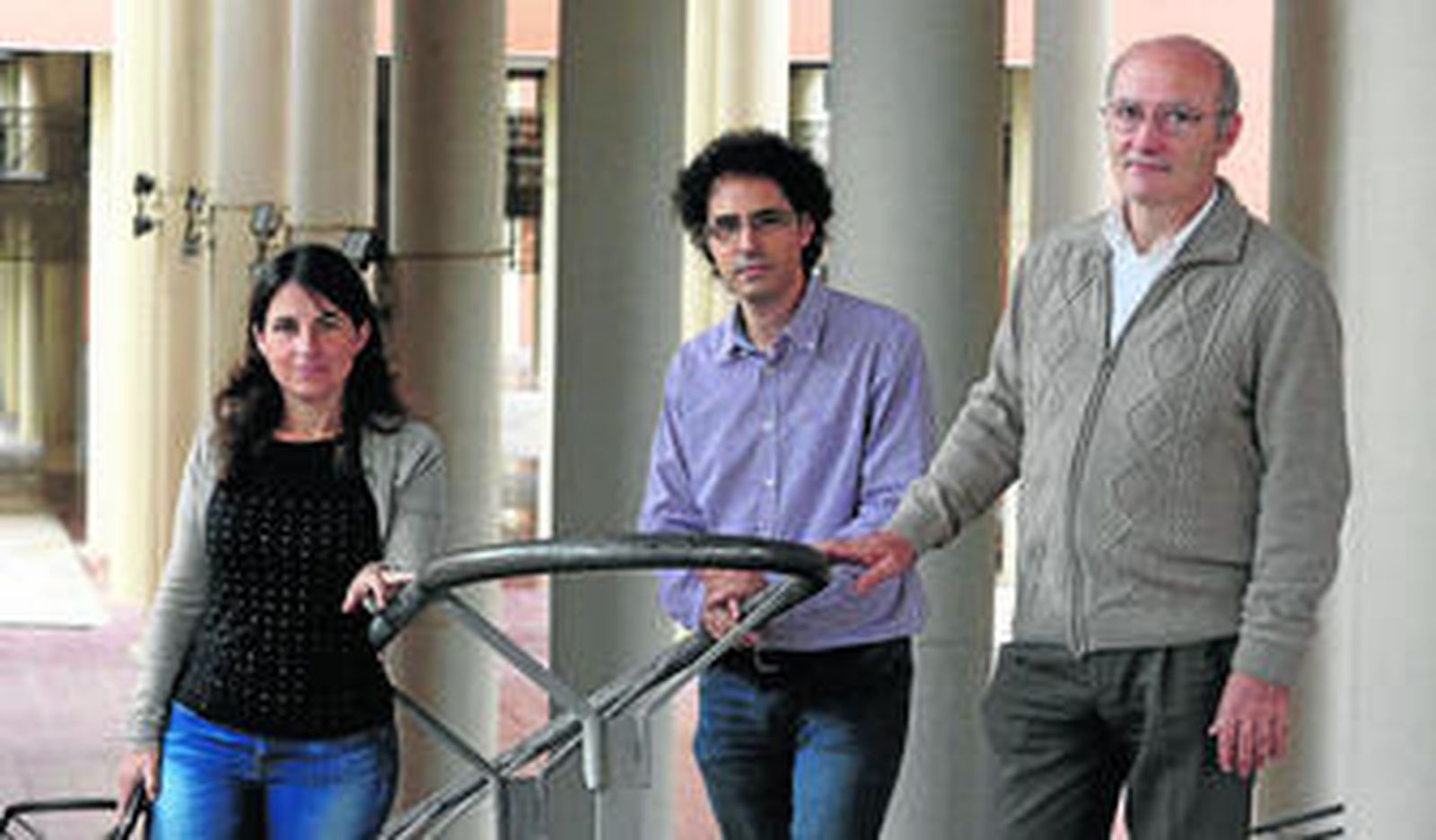 Eva González Parada, con Rafael Godoy y Juan Pedro Peña (de izda. a dcha.) en la Escuela Técnica Superior de Telecomunicaciones.