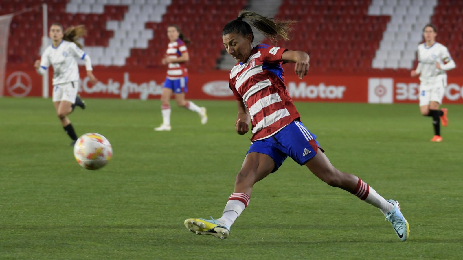 Pamela toca el cuero con la diestra.