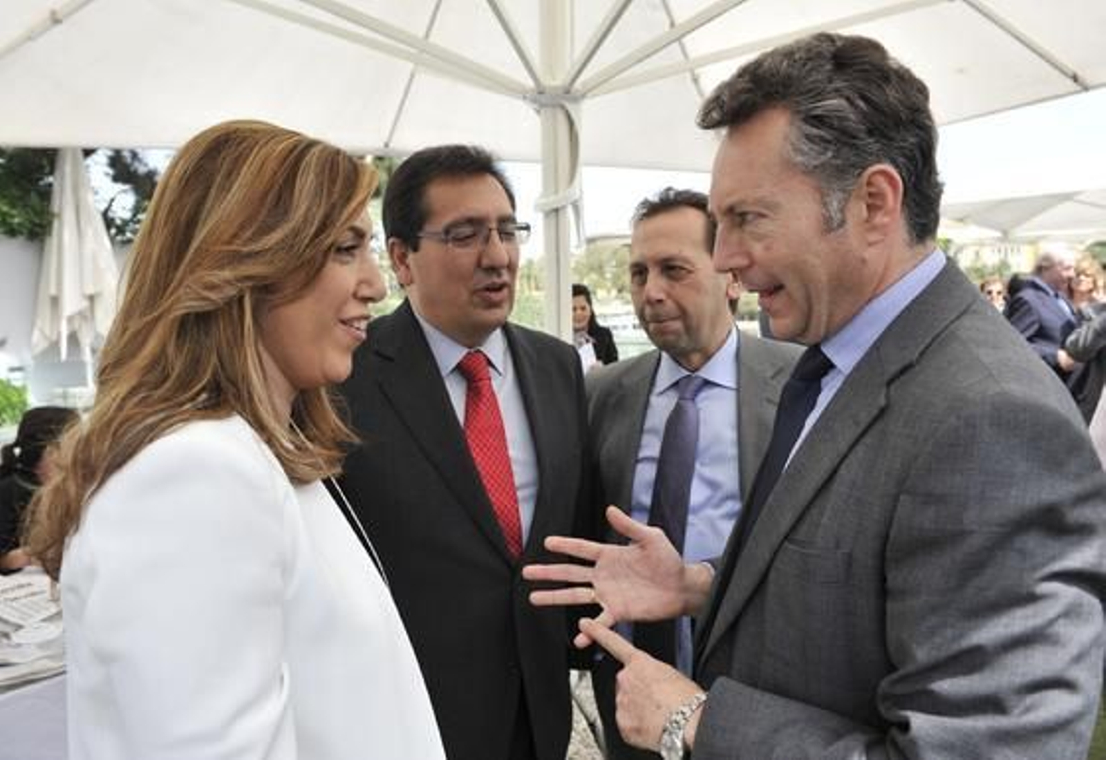 Susana Díaz conversa con el presidente del Grupo Joly, José Joly, junto al presidente de Cajasol y Banca Cívica, Antonio Pulido, y del director de 'Diario de Sevilla', José Antonio Carrizosa.

Foto: Juan Carlos Vázquez y Victoria Hidalgo