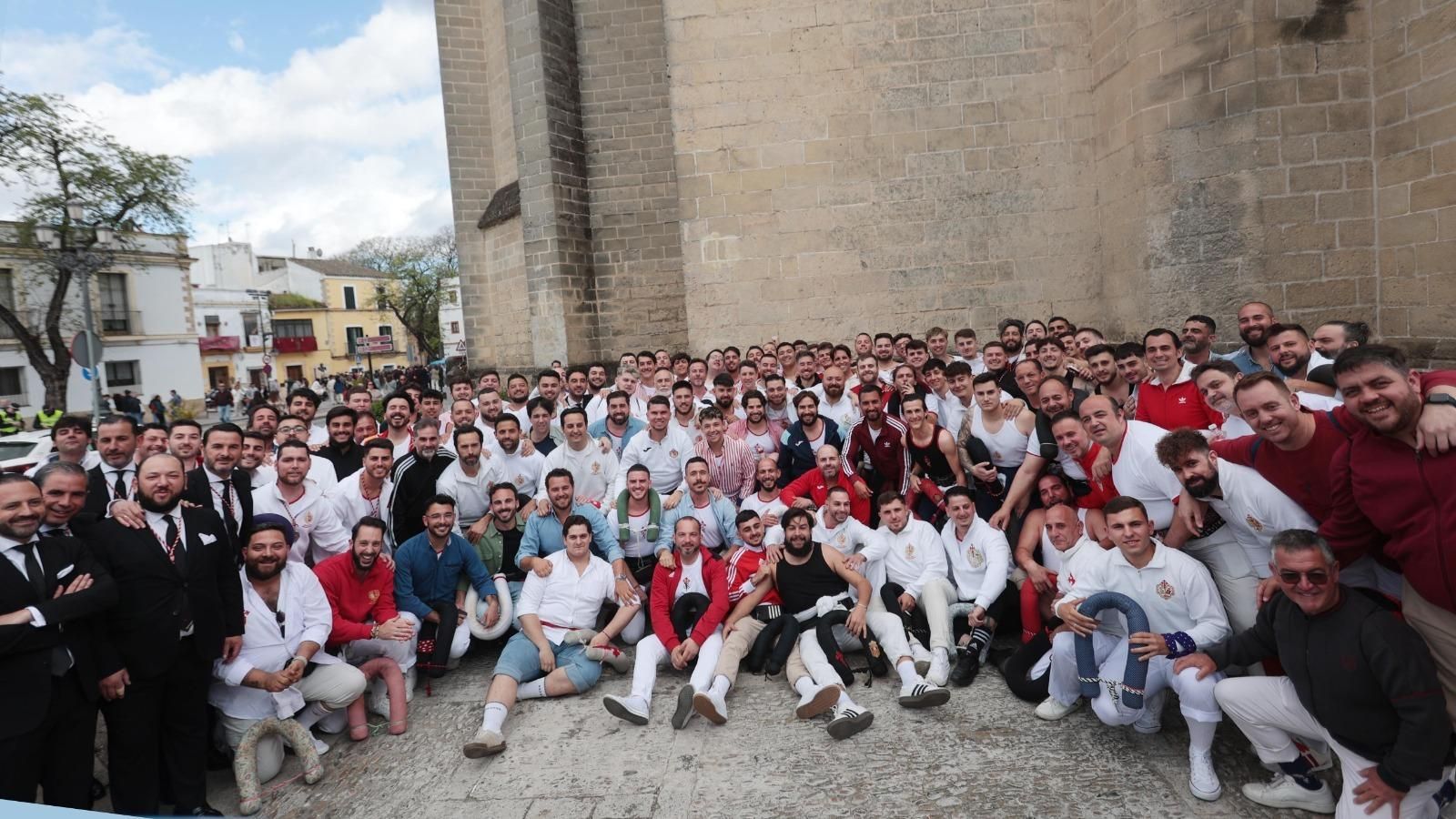 Las cuadrillas de Prendimiento y Desamparo, junto a los capataces, a la izquierda de la imagen.