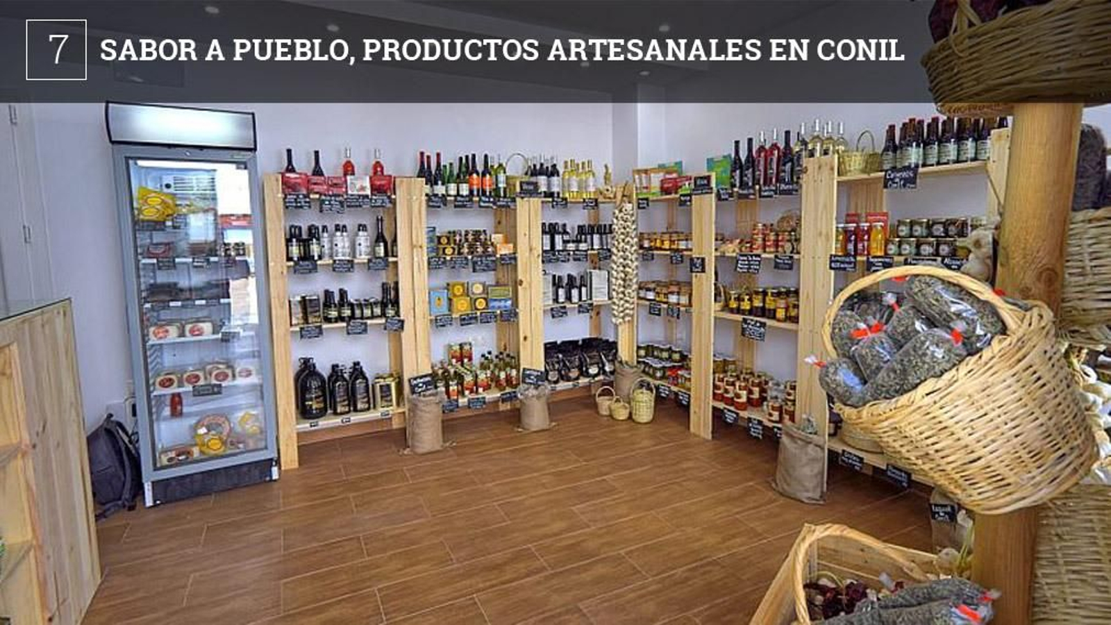Establecimiento abierto por Francisco Vázquez, hijo del conocido  frutero Francisco Vázquez de la plaza de Conil. Este ingeniero mecánico ha abierto en el centro de la localidad, en la calle San Sebastián, una tienda especializada en productos de Conil y de la Janda. Tienen conservas de atún, aceite de Conil, piñones, los vinos de Sancha Pérez y de Etú, las limonadas de Patría, la cerveza artesana de la localidad, conservas… también hay hierbas aromáticas, pimientos choriceros, legumbres, miel y hasta moringa. Aunque la idea es reunir productos de la comarca de La Janda, también hay cierta flexibilidad y, junto con el queso alcalaíno, ofrecen otros de la Sierra. También 'caben' productos de la Bahía como las conservas artesanales Contigo que se hacen en El Puerto.