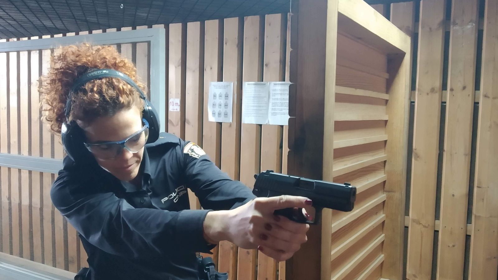 La policía en prácticas Inés en la galería de tiro.