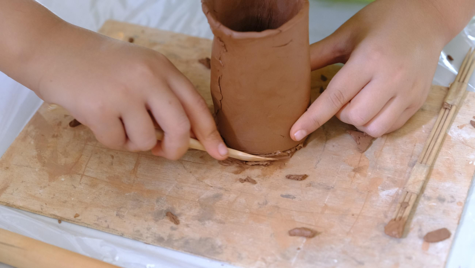 Las imágenes de los talleres familiares de cerámica en la Feria de Almería 2025