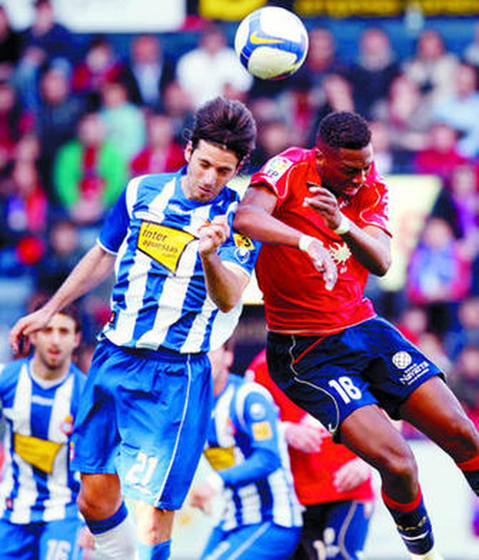 Jarque cabecea un balón ante la presencia de Dady.