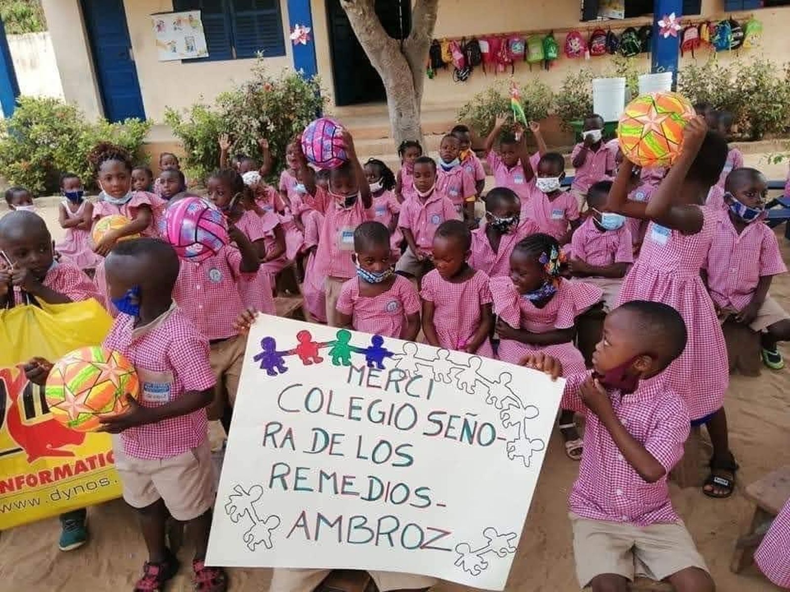 Los niños togoleses del Colegio El Olivo agradecen a sus compañeros de Vegas del Genil el envío de material