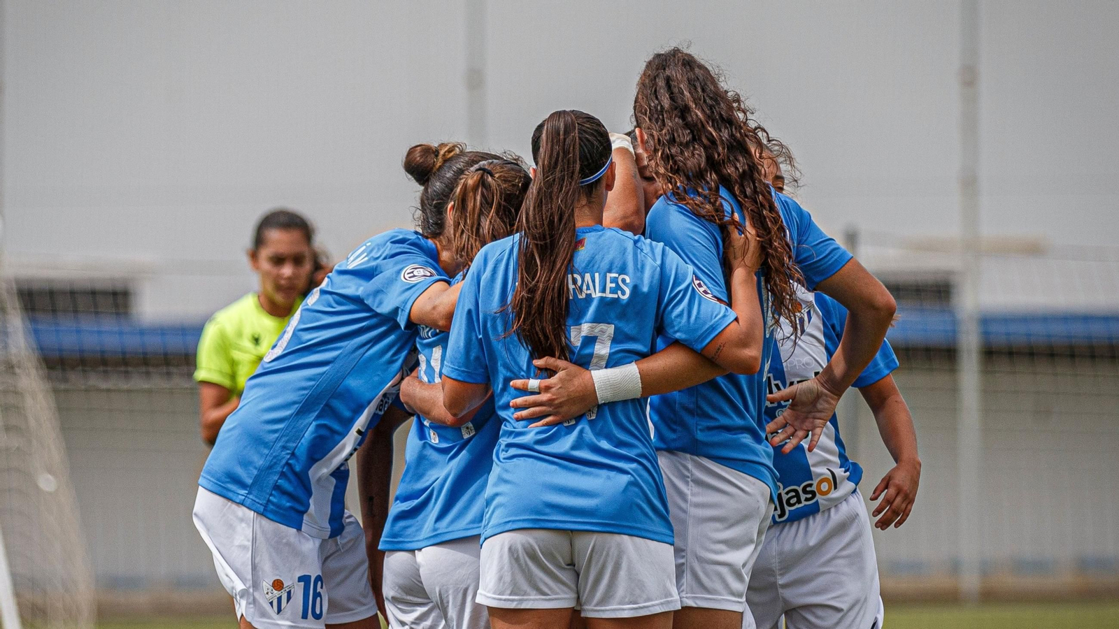 Las jugadoras del Sporting celebran su triunfo.