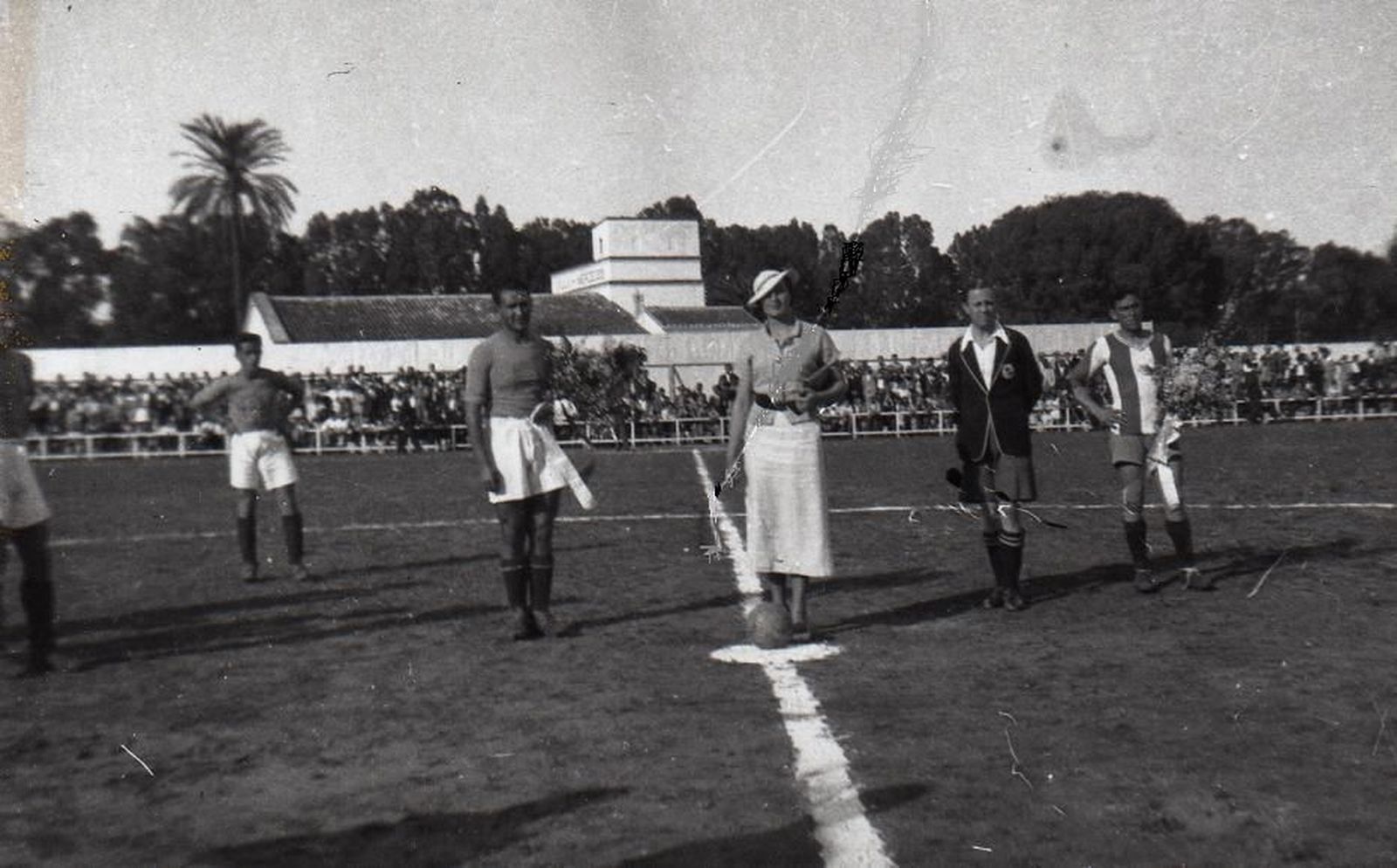 Saque de honor en la inauguración del estadio Domecq, en 1935.