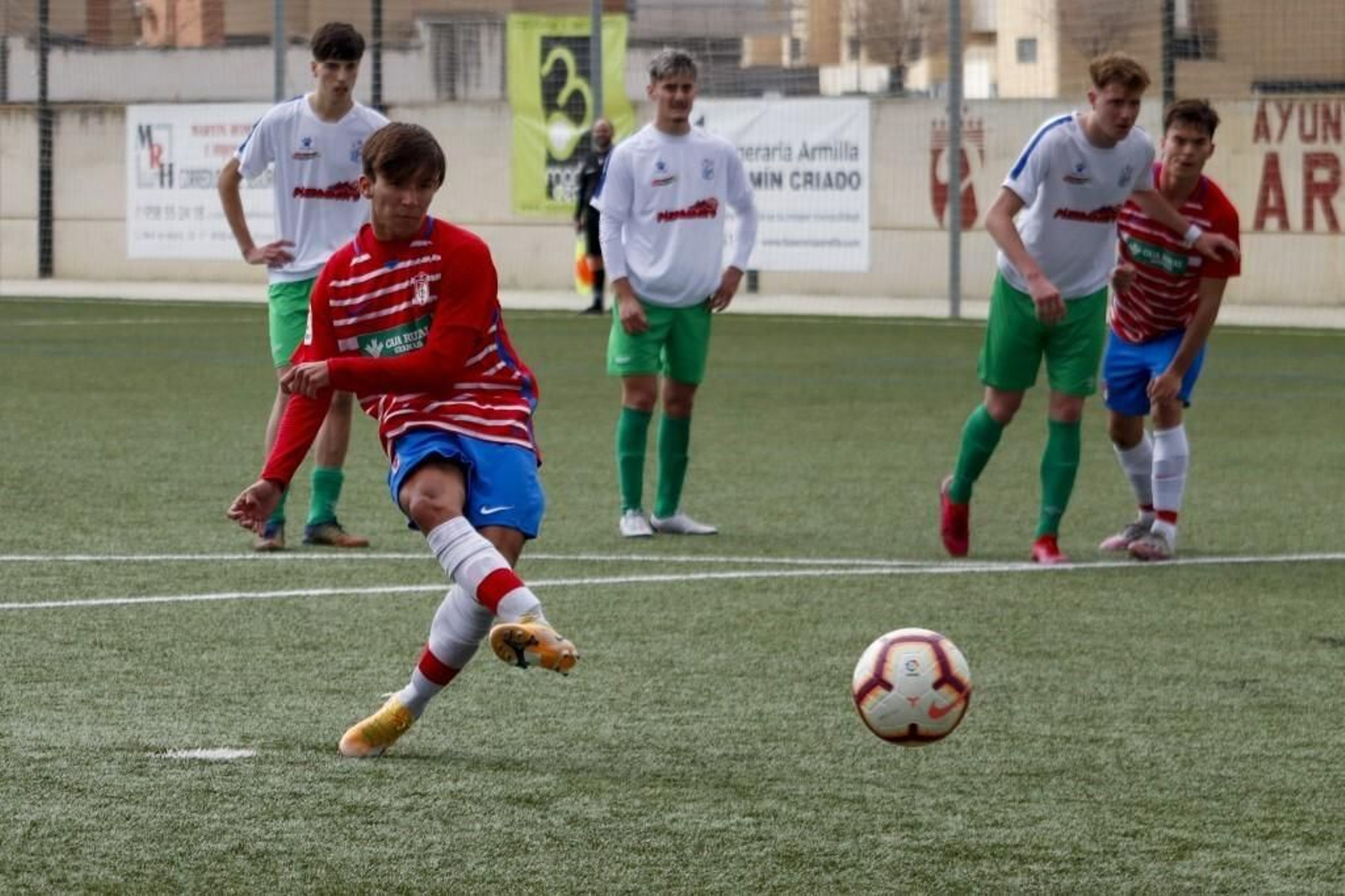 Mario sella la victoria del Granada desde el punto de penalti.