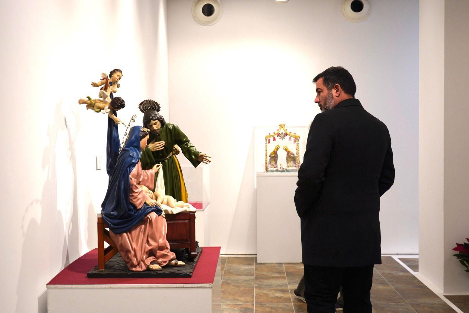 Una persona observando una de las esculturas que conforman la muestra 'El Belén de Andalucía'.