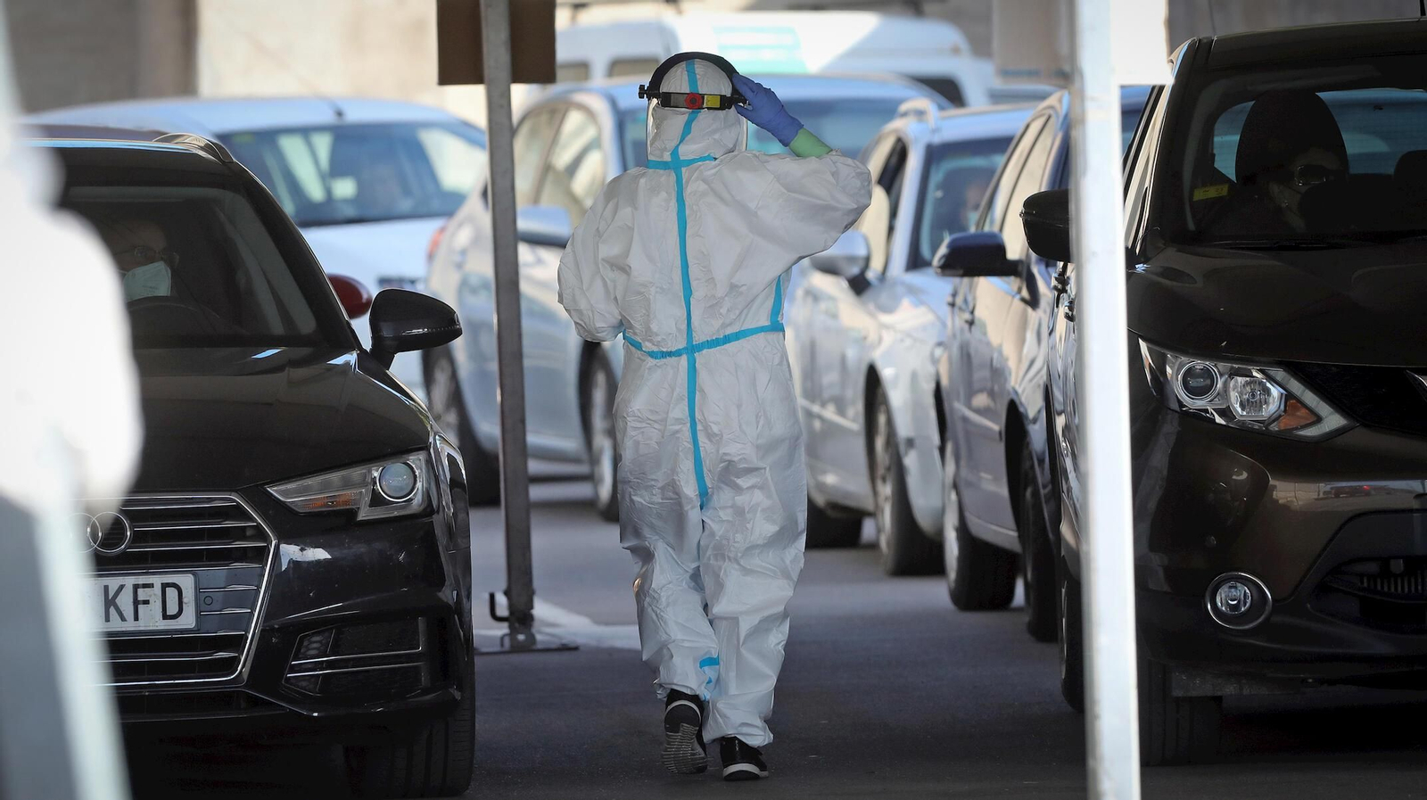 Un sanitario días atrás junto a los coches en cola en el autocovid del hospital.