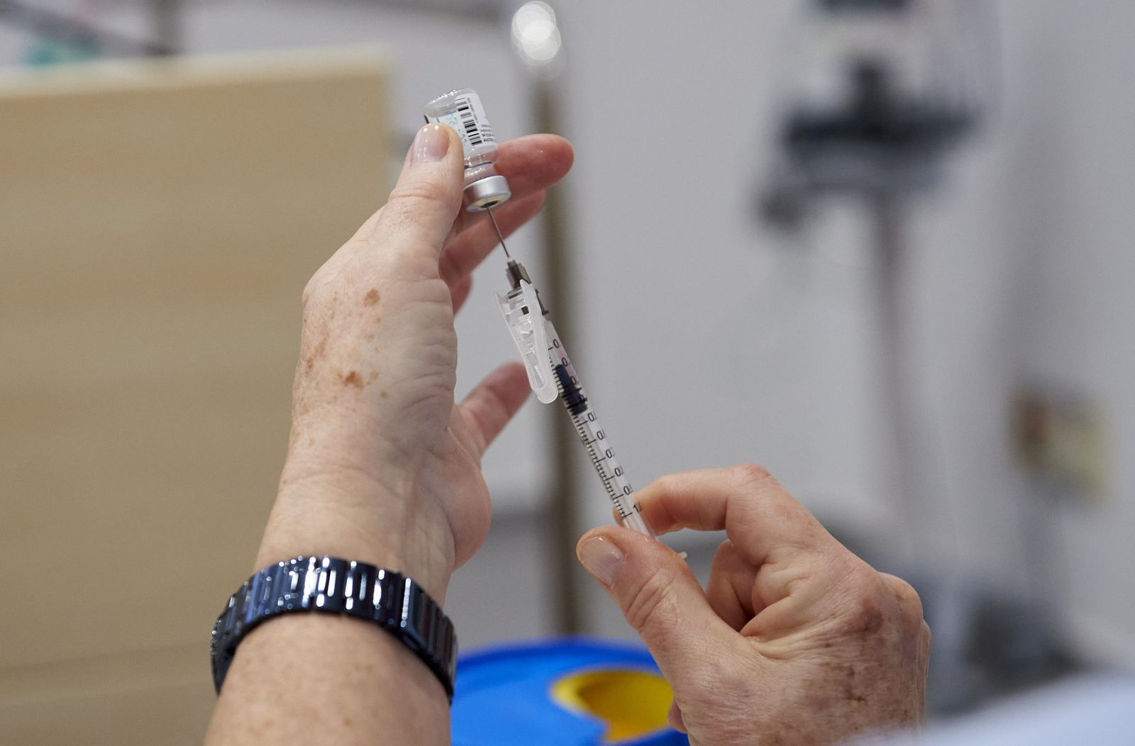 Un profesional sanitario prepara una vacuna contra el coronavirus.