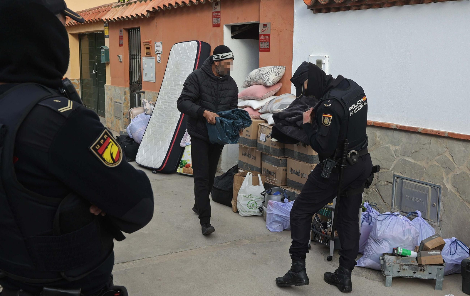 Fotos del desahucio ejecutado en la barriada de El Rinconcillo en Algeciras