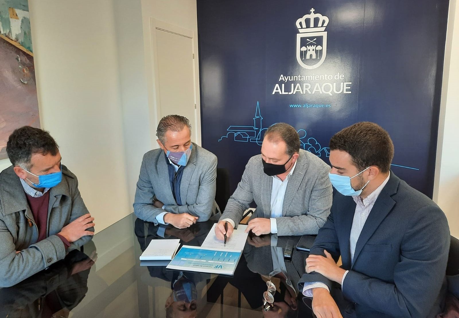 Ignacio Cañizares junto al alcalde de Aljaraque y otros miembros de su equipo de gobierno.
