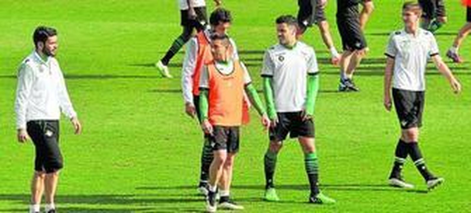 Bruno, en el centro de la imagen junto a Héctor Rodas, y con Rubén Castro y Jorge Molina dialogando a su lado.