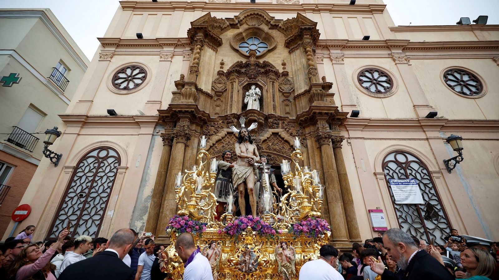 Las imágenes de la cofradía de Columna en la Semana Santa  de Cádiz 2023