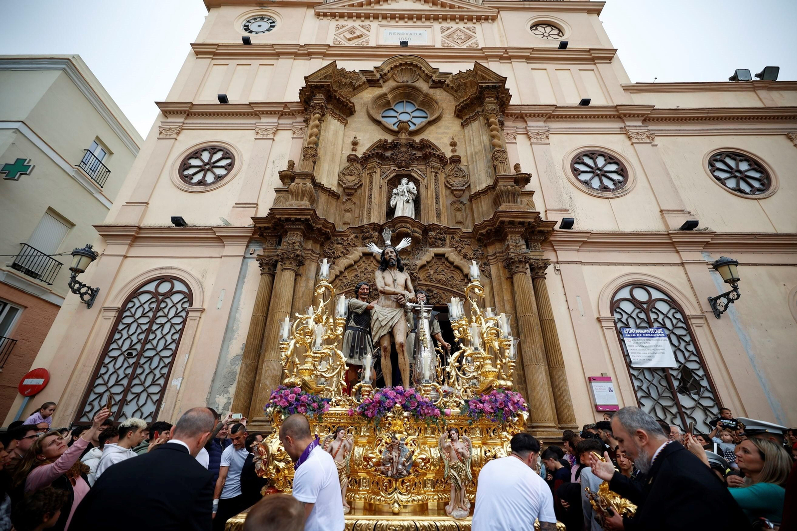 Las imágenes de la cofradía de Columna en la Semana Santa  de Cádiz 2023