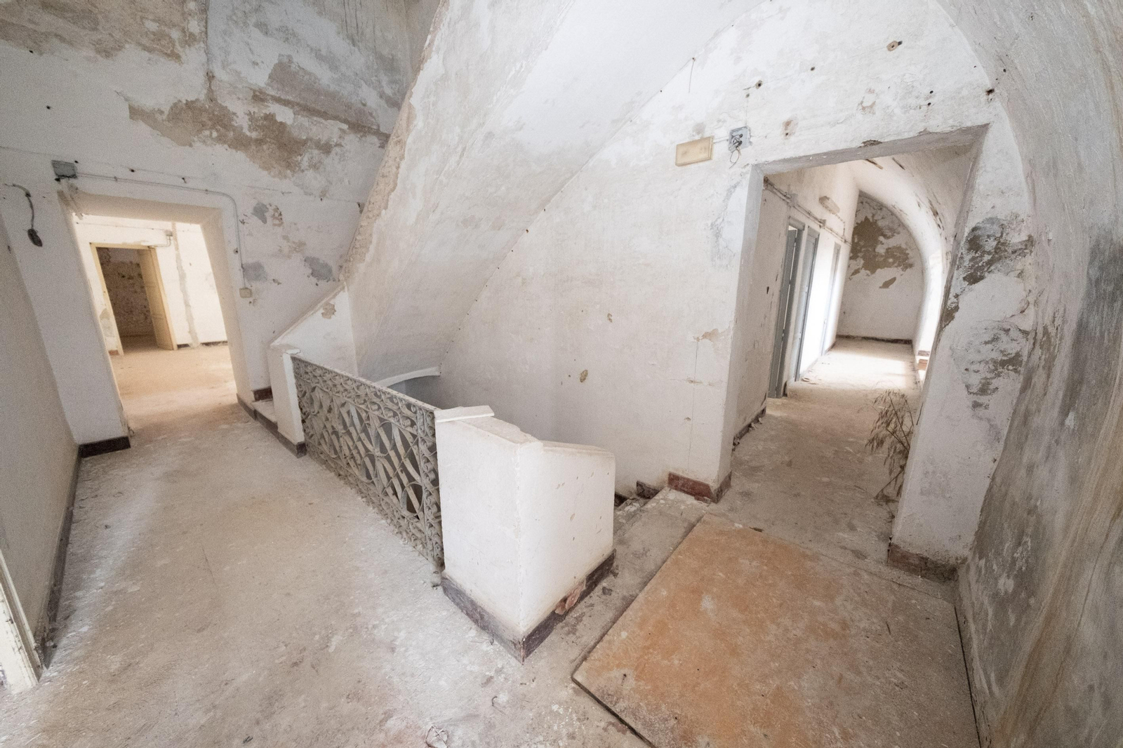 Las imágenes del abandono de las bóvedas de la muralla de Cádiz